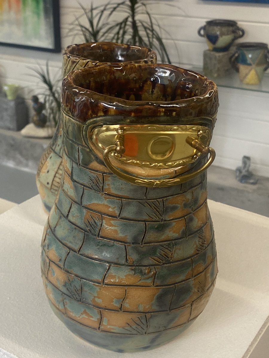 Iinterresseret i denne sker du denne unikke keramik vase  ring på tlf: 28636106. Jenny.