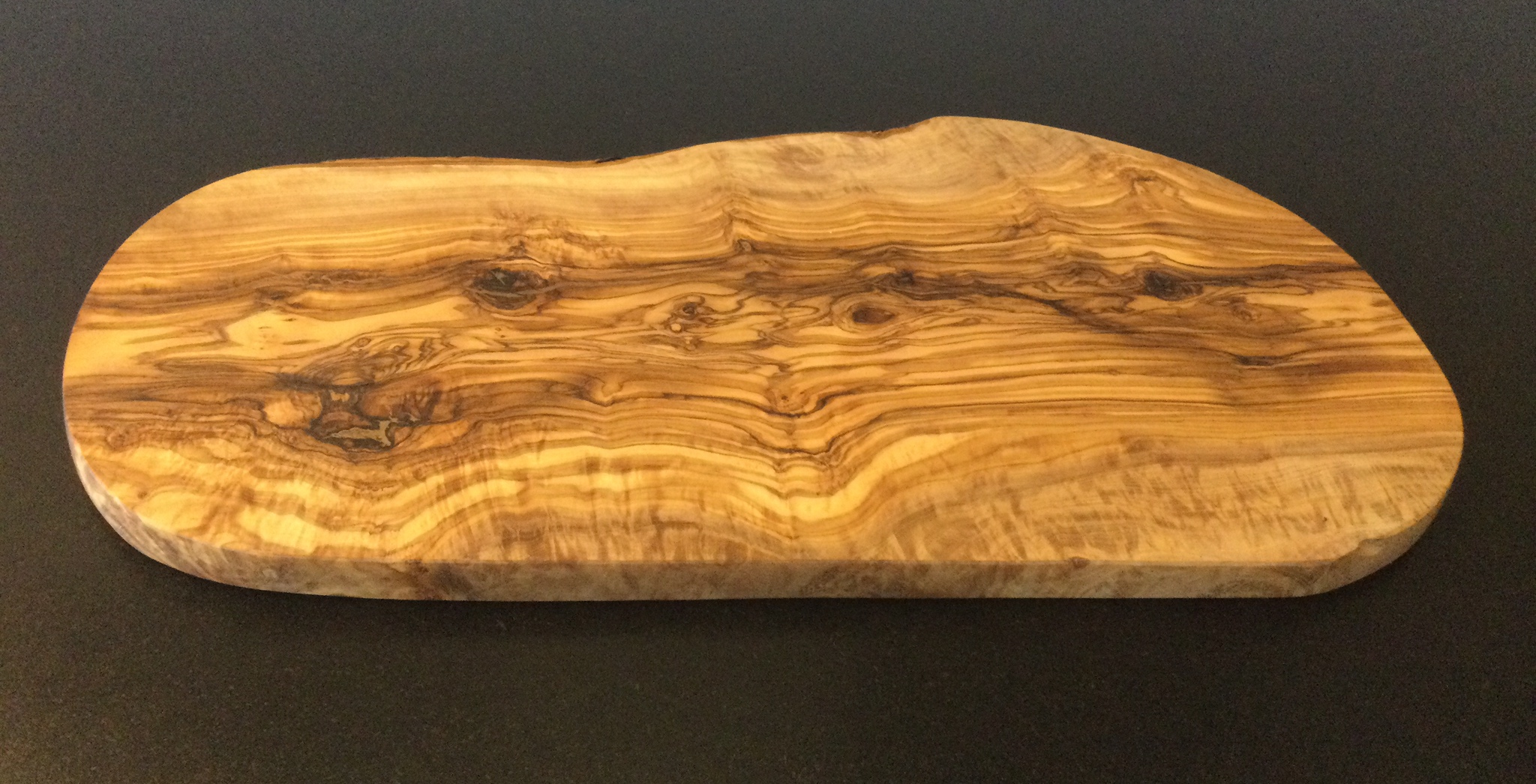 Olive wood: Oval serving board.