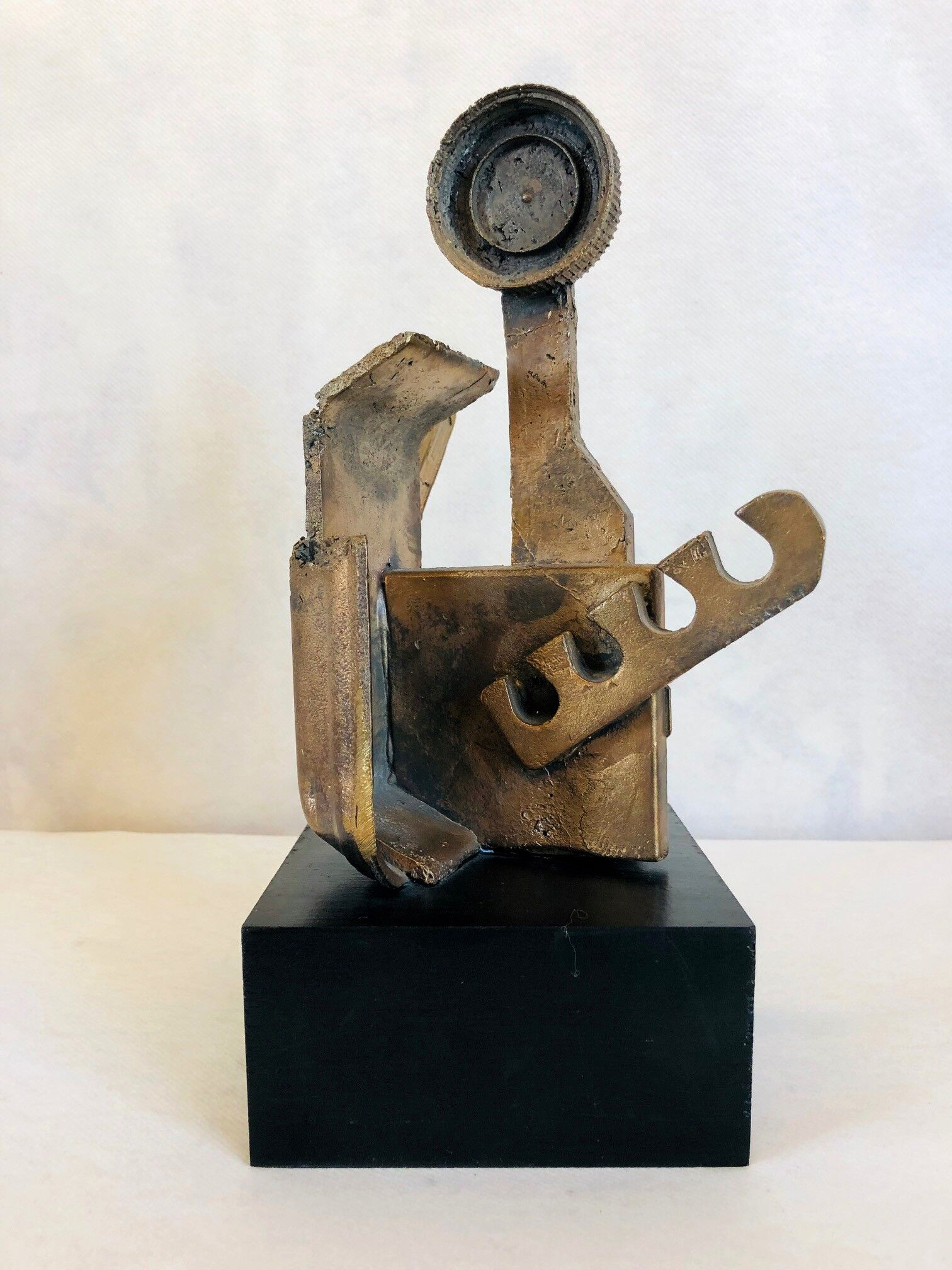Materiale: Bronze / træsokkel - Mål: 27x12x12 cm