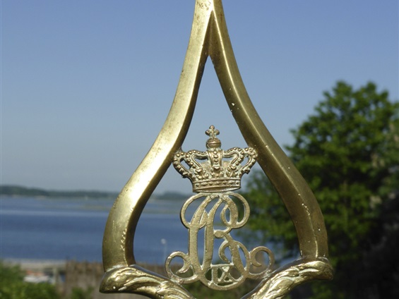 Smukt udformet med Kongens emblem
