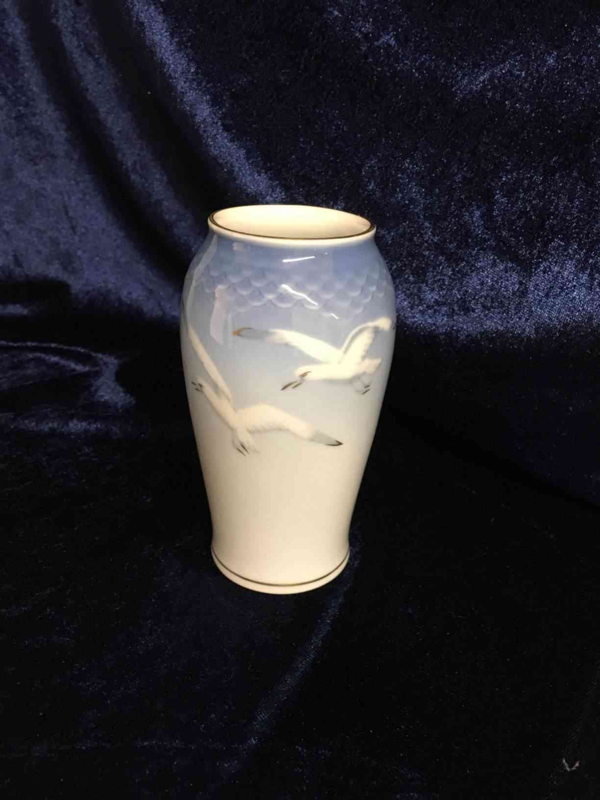 B&G - Vase med guld 13,5 cm høj i 1. sortering og perfekt stand. Pris: 400,- Kr.
