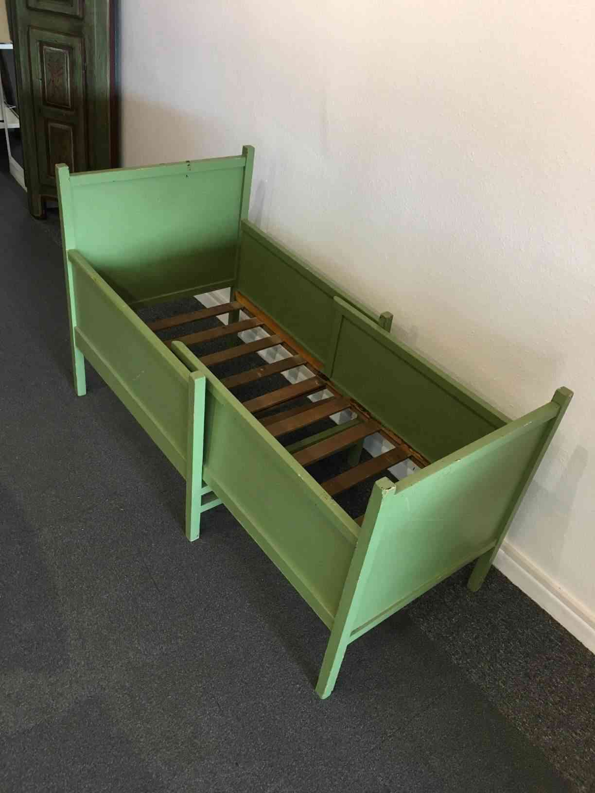 Folde-ud / vokse seng fra 1960'erne i grøn malet træ med bund men uden madras. God brugt stand. Pris: 450,- Kr.