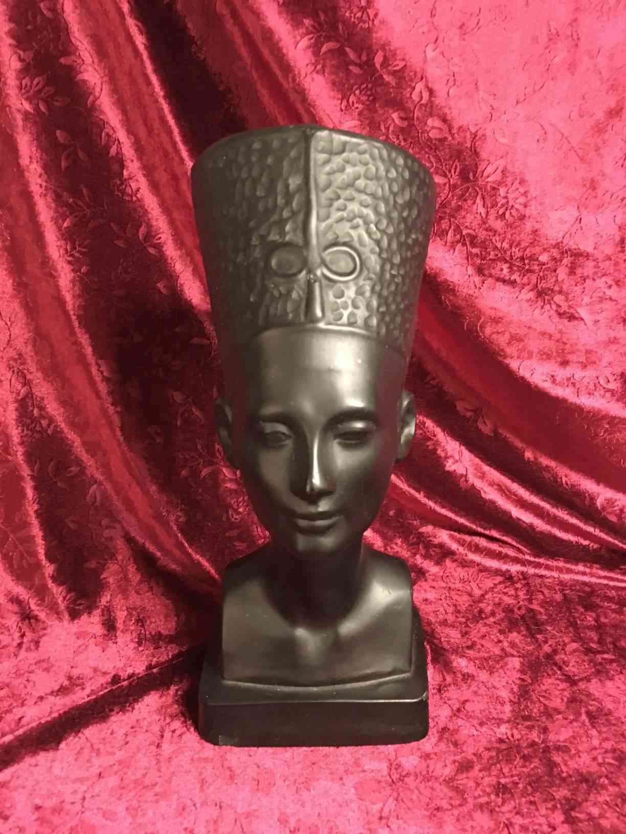 Gipsbuste - Nefertiti buste i lakeret gips 31 cm (Nefertiti, hustru til Akhnaton (1353-1335 f.Kr.). Nefertiti opnåede politisk og kultisk ligestilling med sin mand, og efter hans død overtog hun måske magten frem til 1333 under navnet Smenkhkare. Gennem sin buste på Neues Museum i Berlin er hun blevet et af vores tids skønhedsidealer.) meget flot stand. Pris: 300,- Kr.