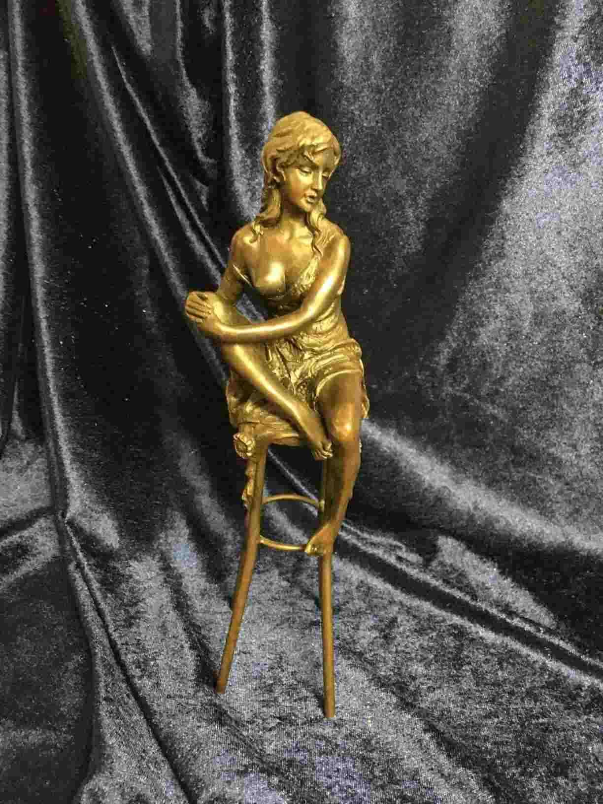 Dimitri Haralamb Chiparus 1886-1947 Frankrig er kendt for art-deco figurer, denne kvinde sidder let påklædt med bare ben på barstolen. Har armene rundt om et løftet ben med en meget forførende attitude. Smukt detaljeret, med ynde og værdighed.11 cm høj, perfekt stand. Pris: 1.900, - Kr.