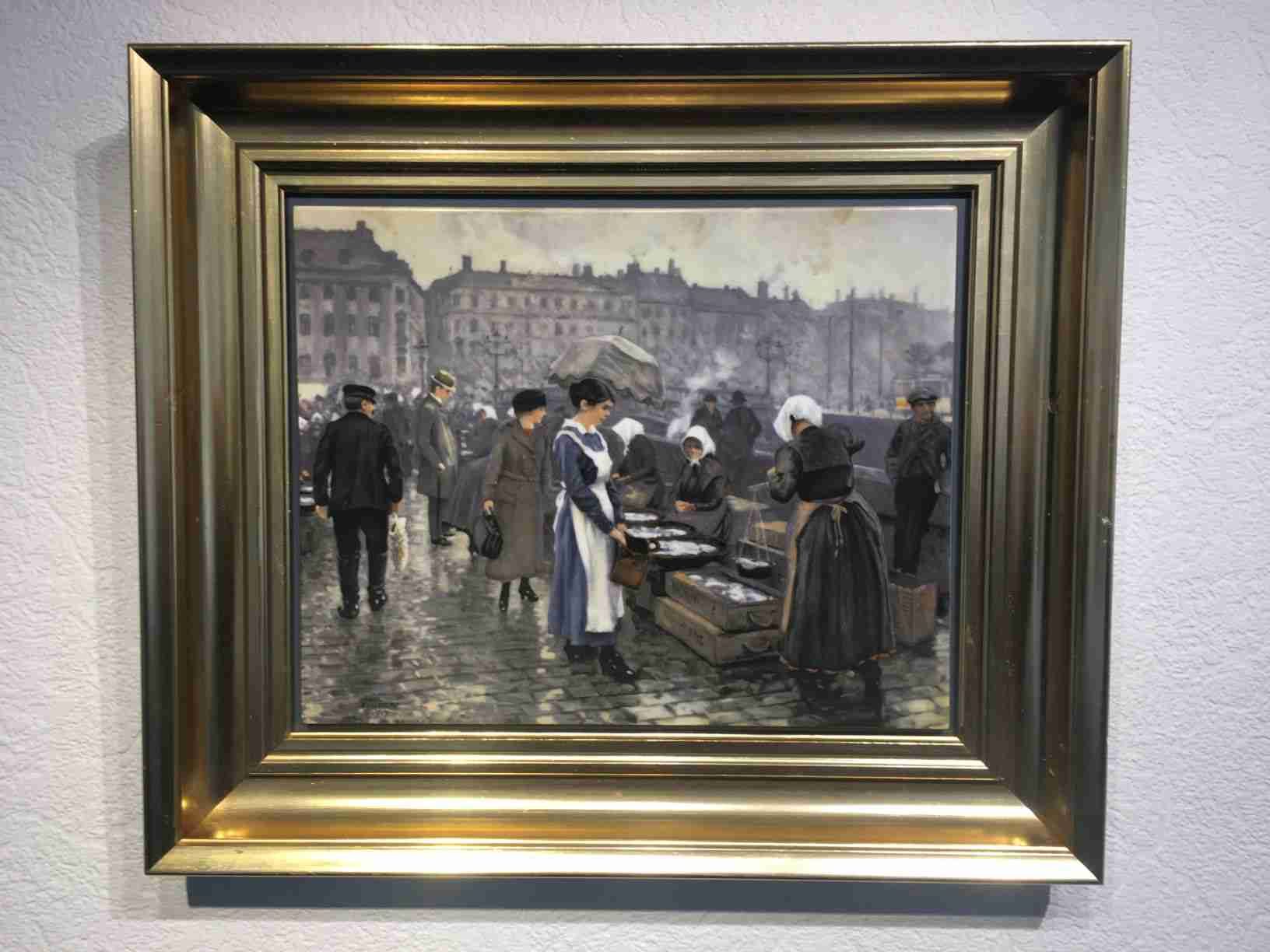 Paul Gustav Fischer (1860-1934) var en dansk maler, kendt for sine skildringer af bylivet i København. Han blev født i København og begyndte sin kunstneriske uddannelse på Kunstakademiet, som han dog ikke fuldførte. Fischer blev især kendt for sine malerier af gadelivet, hvor han ofte portrætterede kvinder og byens travle atmosfære. Hans stil kombinerede elementer fra realismen, impressionismen og fotografiet. Han arbejdede også som illustrator og plakatkunstner, og hans værker blev ofte sammenlignet med den franske maler Henri de Toulouse-Lautrec. Selvom hans malerier var populære blandt private købere, blev de sjældent anerkendt af museerne i hans levetid. I dag kan man dog finde hans værker på museer som Øregaard Museum, der har en betydelig samling af hans malerier. Dette er gengivet af de dygtige ”malerpiger” hos Bing og Grøndahl hvor motivet er gengivet på porcelæn. Dette er ”Fiskerkonerne på Gammel Strand” 1917. nr. 640/1750. Efter Paul Fischer. Perfekt stand, i smuk ramme. Pris: Kontakt