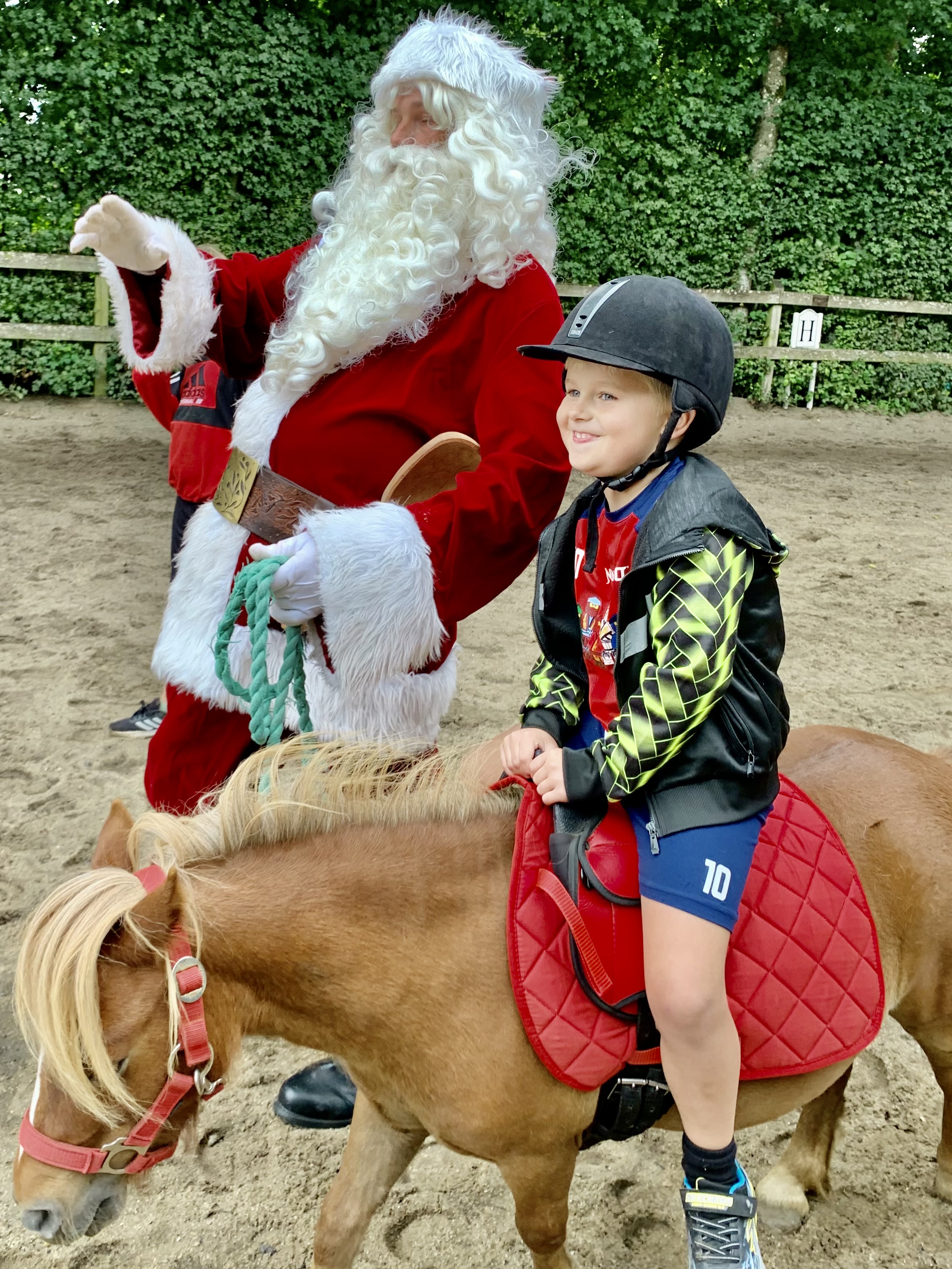 Julemanden træner trækketur med sin lille pony