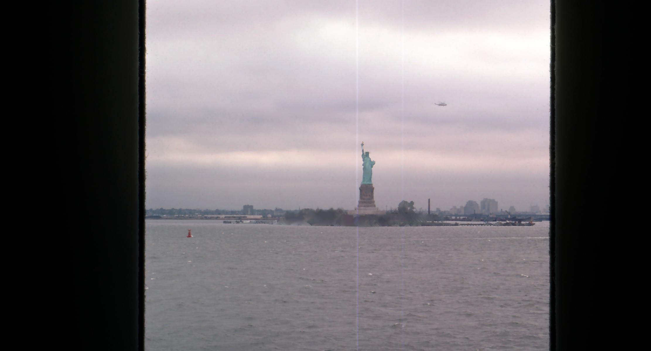 Frihedsgudinden passeres ved indsejling til New York