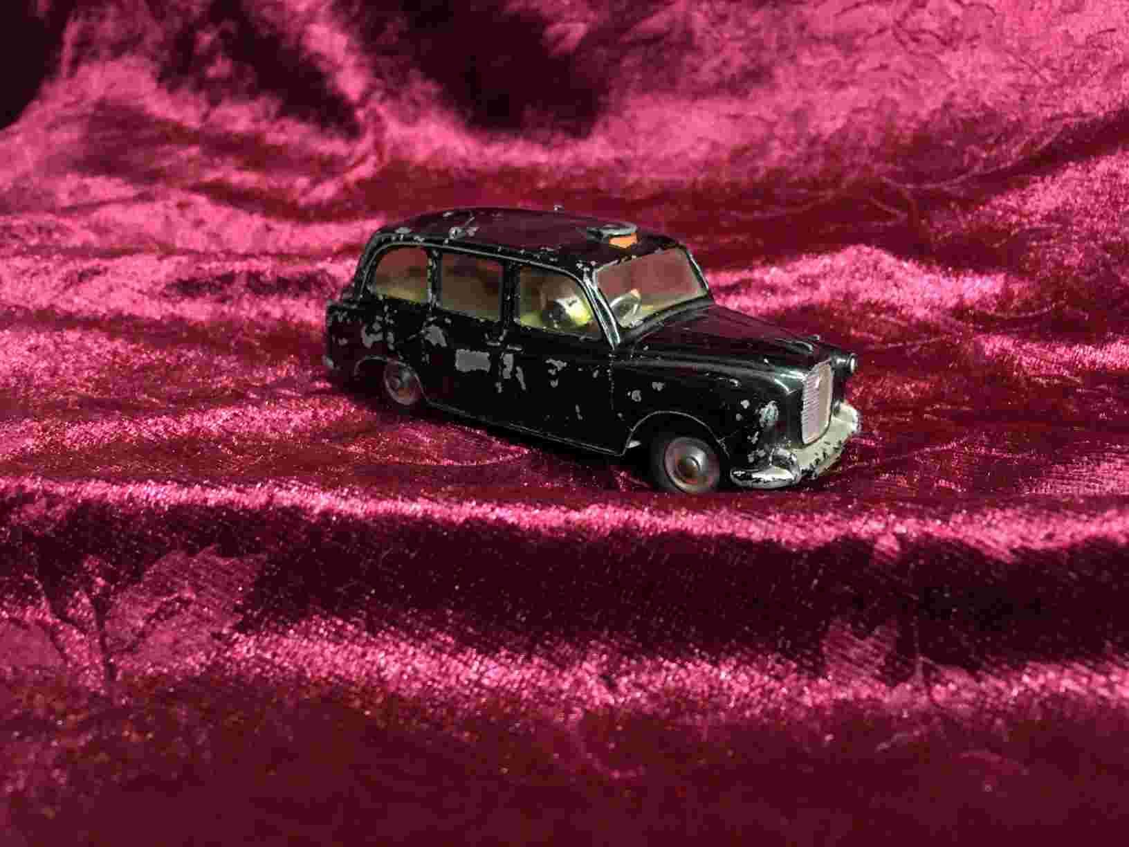 Legetøjsbil - London Cab, typisk sort London Taxi med de mange fine detaljer. Den er blevet leget med, så standen er god brugt. Pris: 160,- Kr.