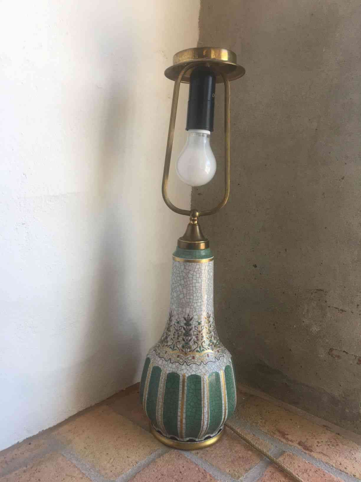 Dahl-Jensen bordlampe i krakelé med grønt og guld, 58 cm høj i perfekt stand. Pris: 925,- Kr.
