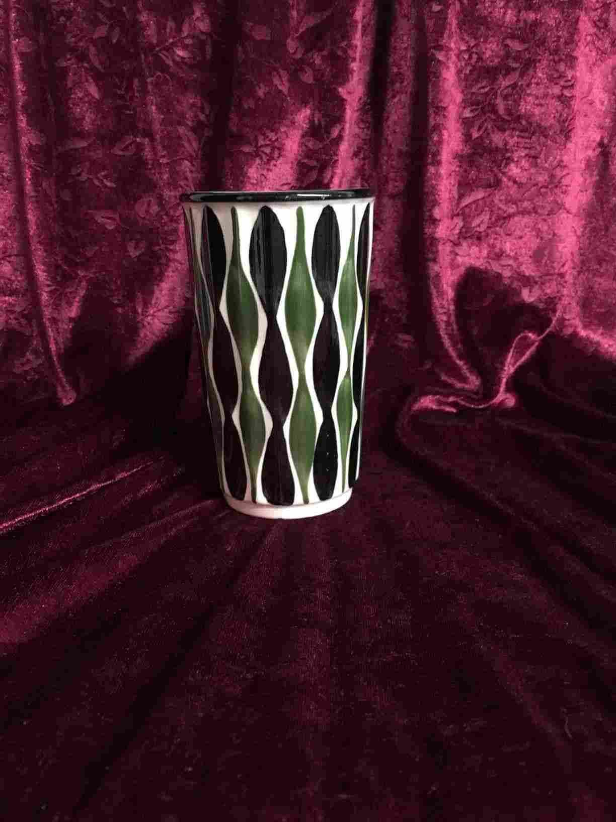 Aluminia - Thorkild Osvald Olsen (1890-1973) designede i 1956 en særpræget serie af 3 slanke riflede vaser (Hospitalsvase) alle med 5 mulige dekorationer. Serien kaldes Veronica og indeholder også en urtepotteskjuler med 3 forskellige dekorationer. Veronica vase 13 cm høj, perfekt stand. Solgt