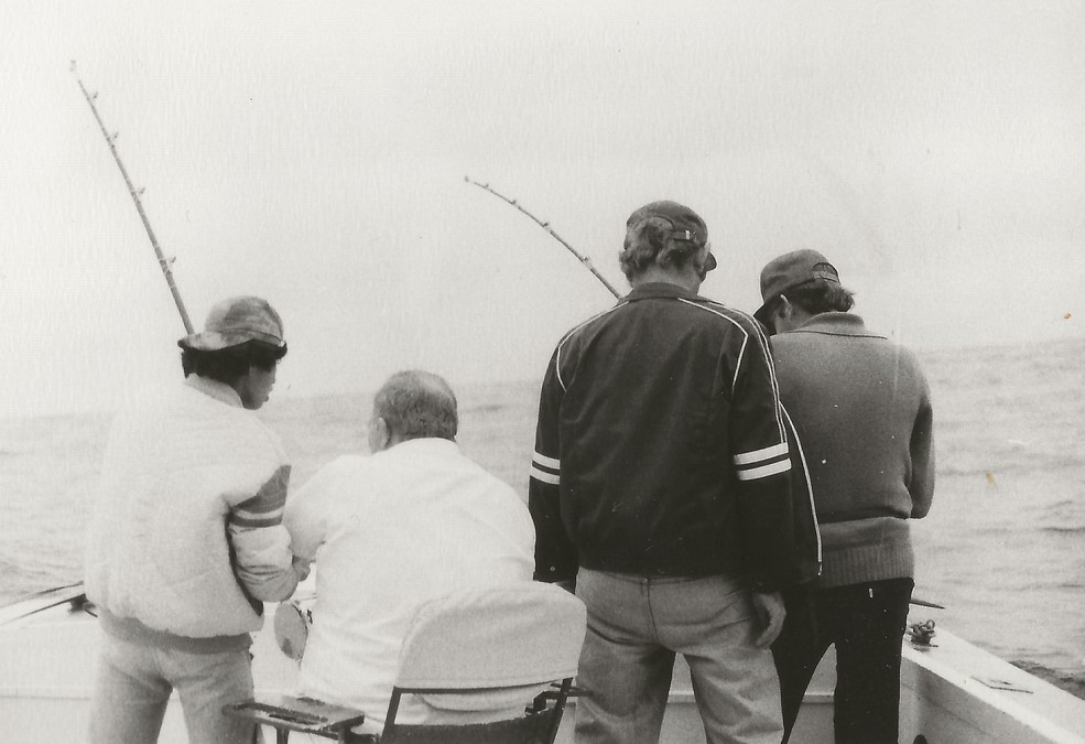 fra venstre: lokal fisker, Skibsfører Bent Ø. Pedersen, Maskinchef Allan og lokal fisker