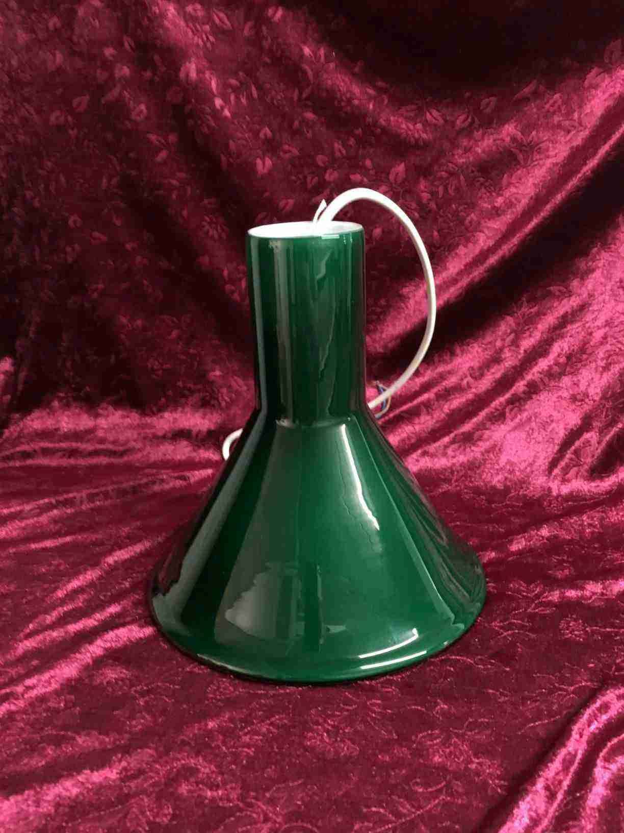 Holmegaard P&T pendel i mundblæst glas, designet af Michael Bang i 1972, skærm af flaskegrønt overfangs glas, indvendig hvidt opalglas, med originalt ledningsophæng og fatning. Dette er en af de senere udgaver. Perfekt stand. Pris: 1.200, - Kr.