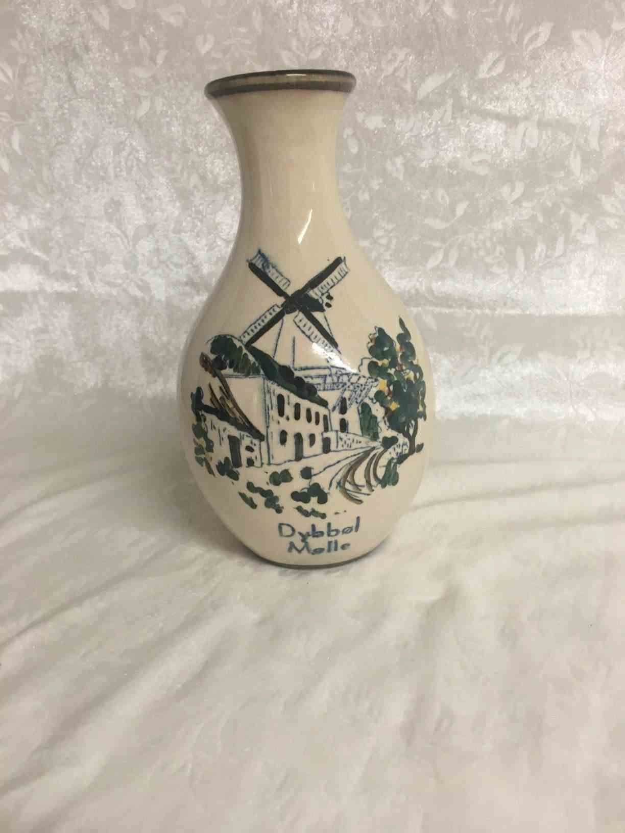 Souvenir vase med "Dybbøl mølle" i perfekt stand. Pris: 250,- Kr.