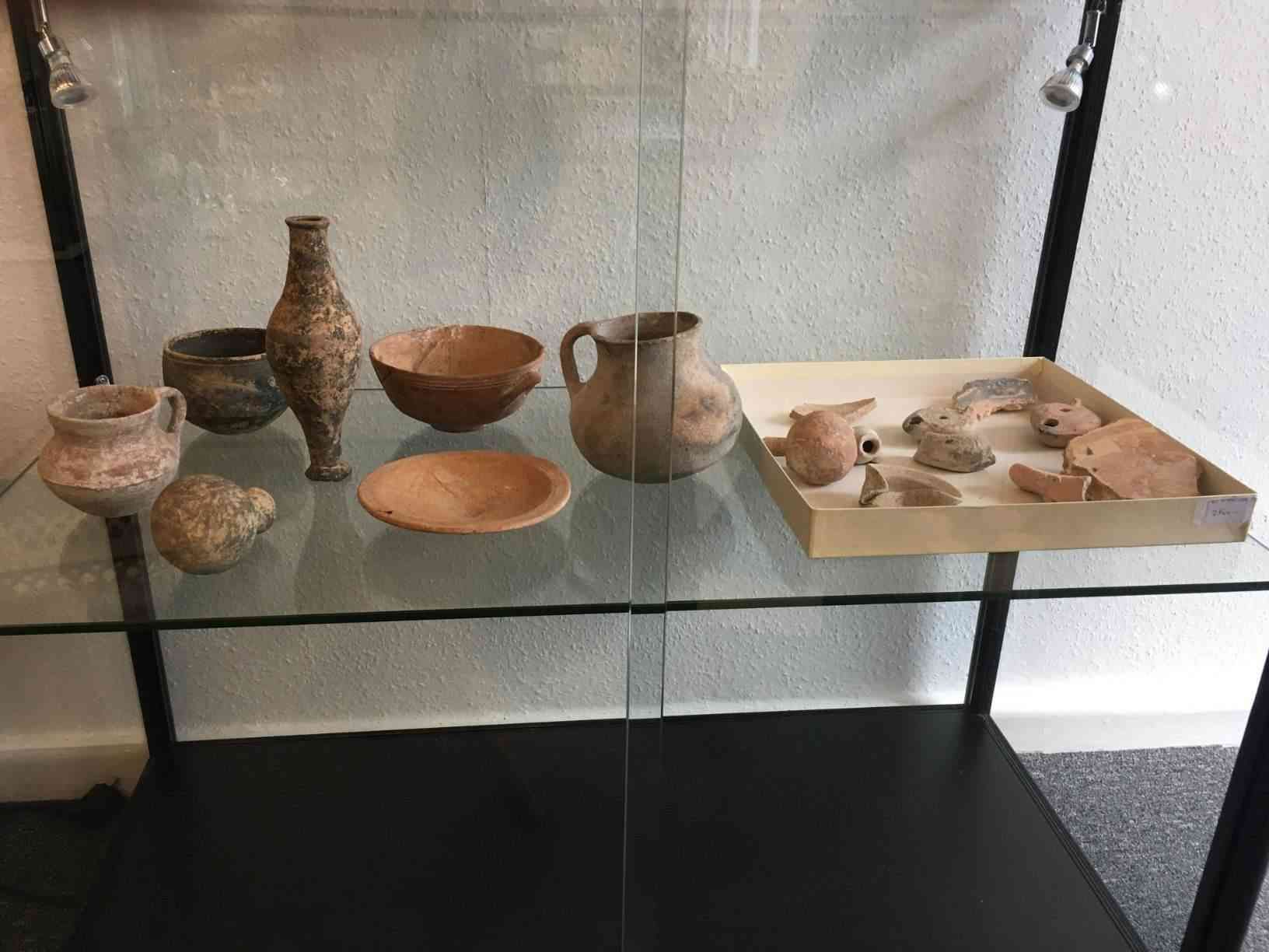 Sjov - Græsk lertøj fra ca. år 500, bestående af kander, skåle, tallerken, små flakoner sandsynligvis til olier, olielamper samt lidt skår alt i flot stand. Pris: 2.100,- Kr.