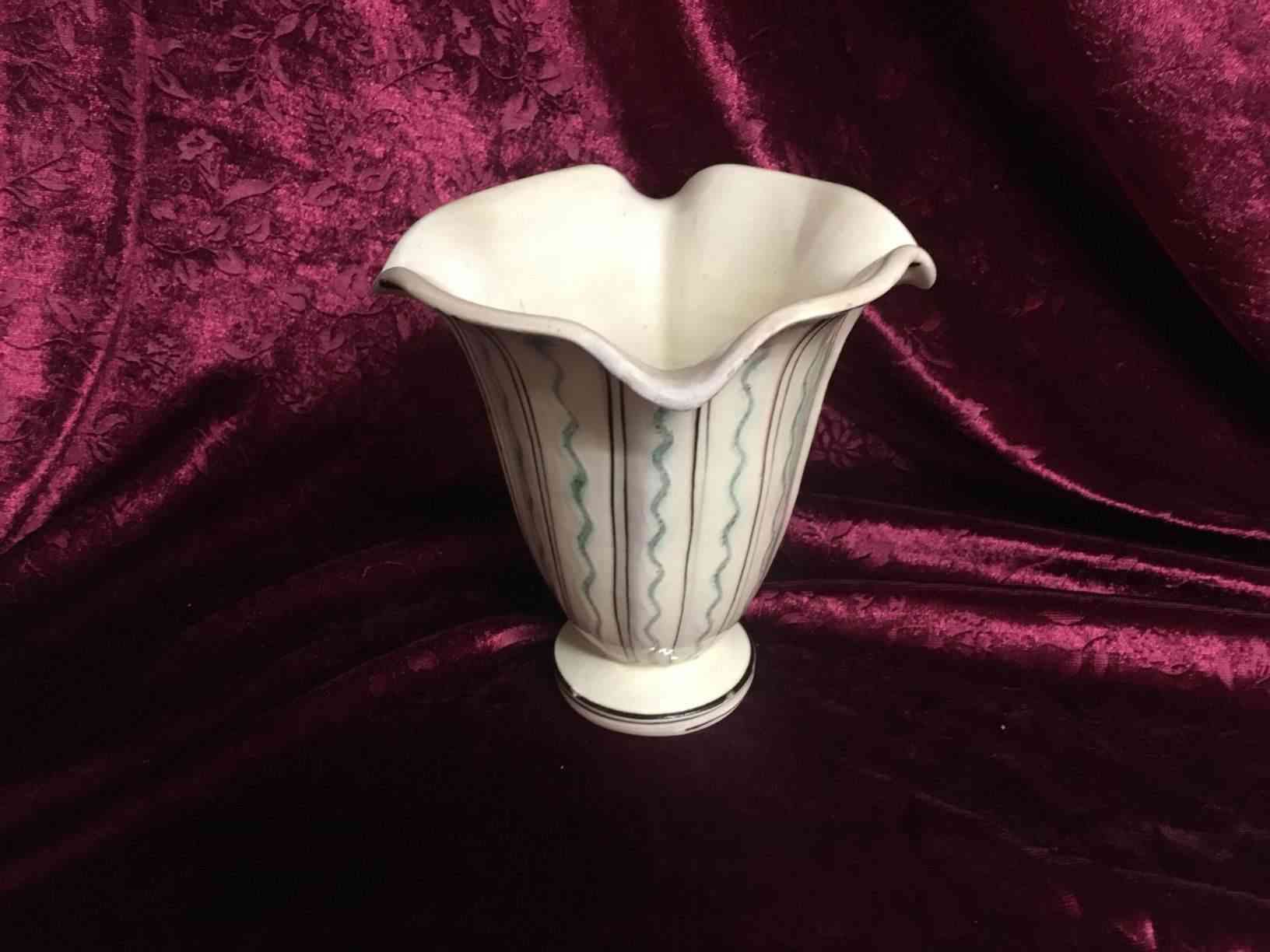 Kähler - Trompet formet vase med tunger og lodret mønster i pastel farver. Meget flot stand. SOLGT