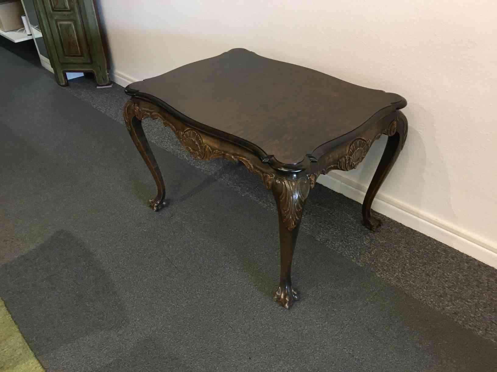 Salonbord med cabrioleben fra begyndelsen af 1900 tallet. Salonmøbler blev brugt af det bedre borgerskab i slutningen af 1800 tallet og begyndelsen af 1900 tallet. Dette bord er nænsom restaureret til perfekt stand. Måler 84 X 64 cm. Pris: 4.600, - Kr.