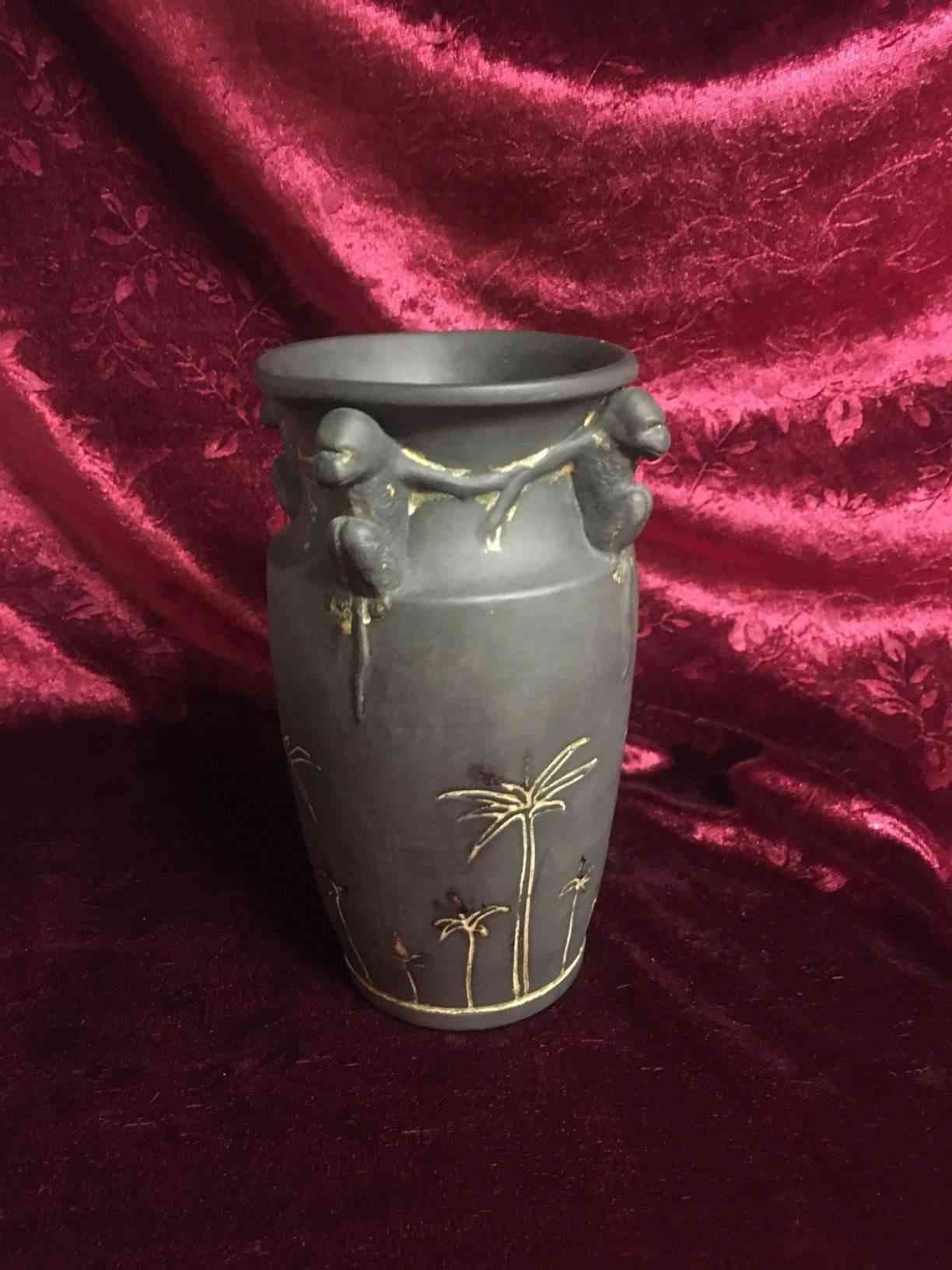 Hjorth -  Modelleret vase med aber, sortbrændt med ridsede palmer. 17 cm høj i perfekt stand. Produceret af Hans Adolf i ca. 1908 at dømme efter mærkningen. Pris: 800,- Kr.