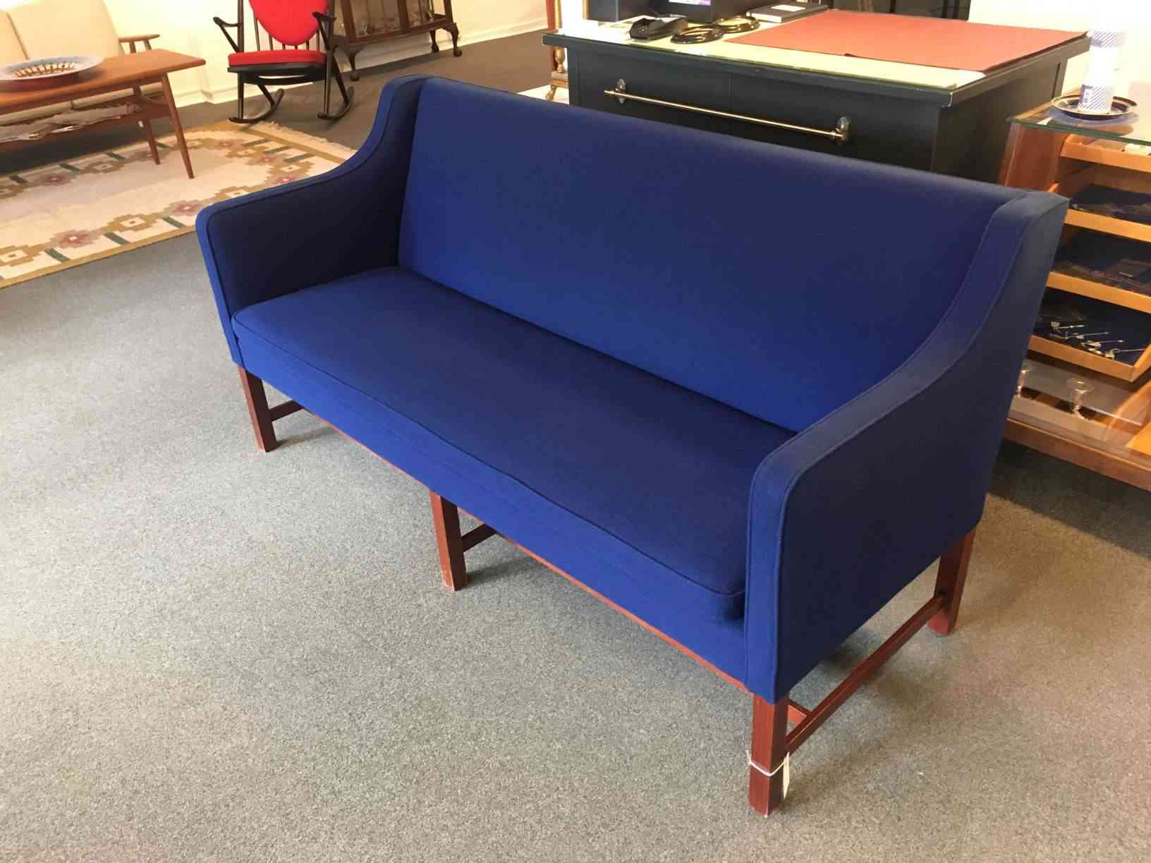 Koboltblå 3 personers sofa ompolstret med uld, her er der både kvalitet og sidekomfort, meget flot stand. Dansk design når det er godt. Pris: 1.250,- Kr.