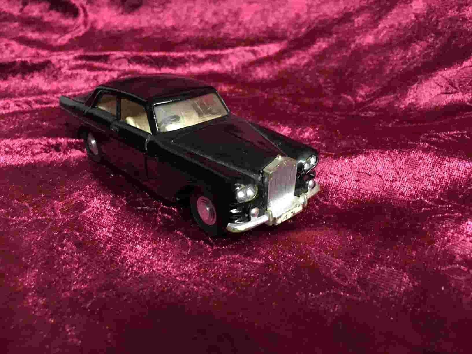 Legetøjsbil - Flot Rolls-Royce Phantom V Limousine fra Dinky Toys som blev produceret fra 1969 til 1977. Sort med hvidt interiør, flot brugt stand. Pris: 180,- Kr.