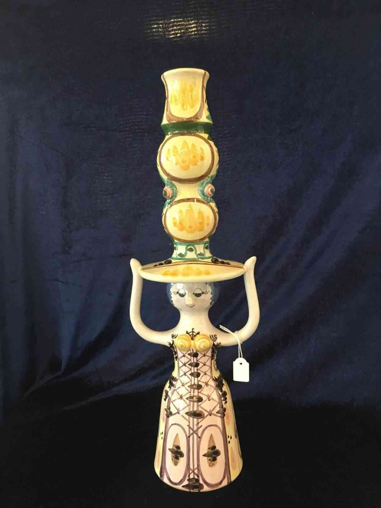 Bjørn Wiinblad - Hattedame vase/lysestage i glaseret lertøj 45 cm høj i polykrome farver. L 12 fremstillet 1978. Signeret og dateret. Bemærk: Dette er et tidligt eksempel på Wiinblads arbejde og perfekt stand. Pris: 6.900, - Kr.