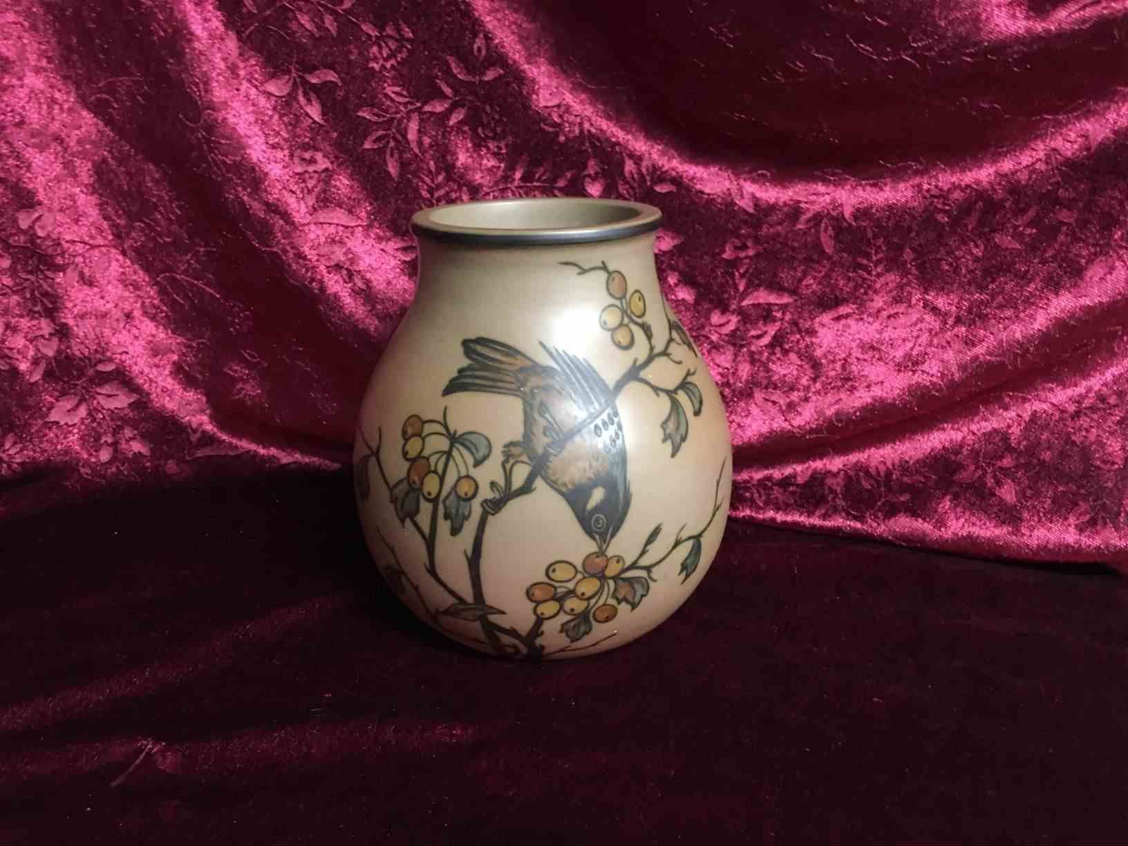 Hjorth - Vase 15 cm høj dekoreret med fugle. I perfekt stand. Produceret i 1920'erne og udtænkt af Johanne Hjorth (f. Tvede Bruhn 1879-1955). Dekorationerne er af Thora Hjorth (1875-1970), som er uddannet på malerskoler i København og på utallige studierejser, specielt til Tyskland. Pris: 350,- Kr.