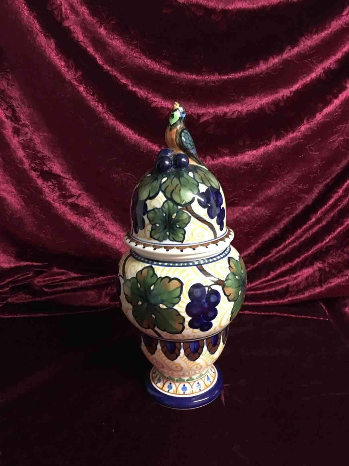 Aluminia Fajance - Vase med fugl på låg 665/844, formgivet af Chr. Joachim i 1914. 27 cm høj i perfekt stand. Pris: 2.800, - Kr.