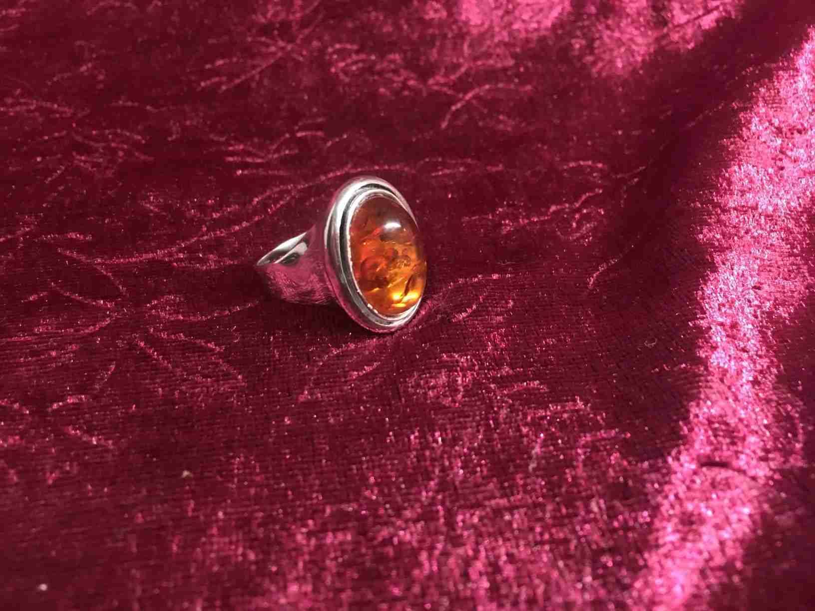Solid ring i sterlingsølv (925S) der på smuk vis indfatter et unikt ravstykke i Baltisk blodrav. Perfekt vintage stand. Solgt