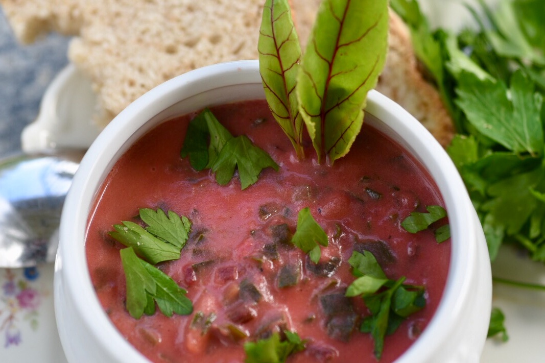 Kalasgod och färgglad soppa med rödbetsblad