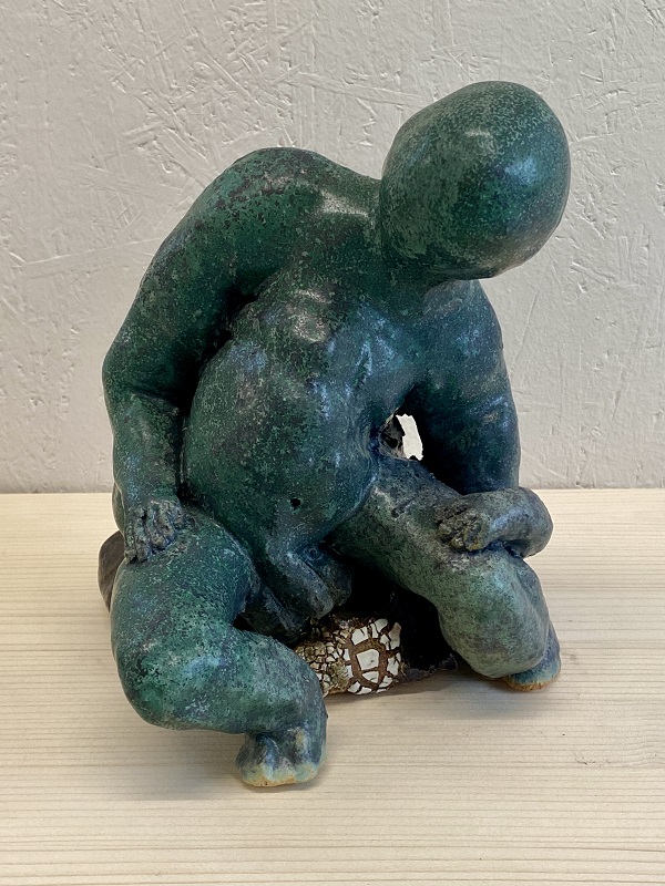 Mandefigur ca 19 cm høj.  interresseret i denne unikke keramik figur ring på tlf: 28636106. Jenny.