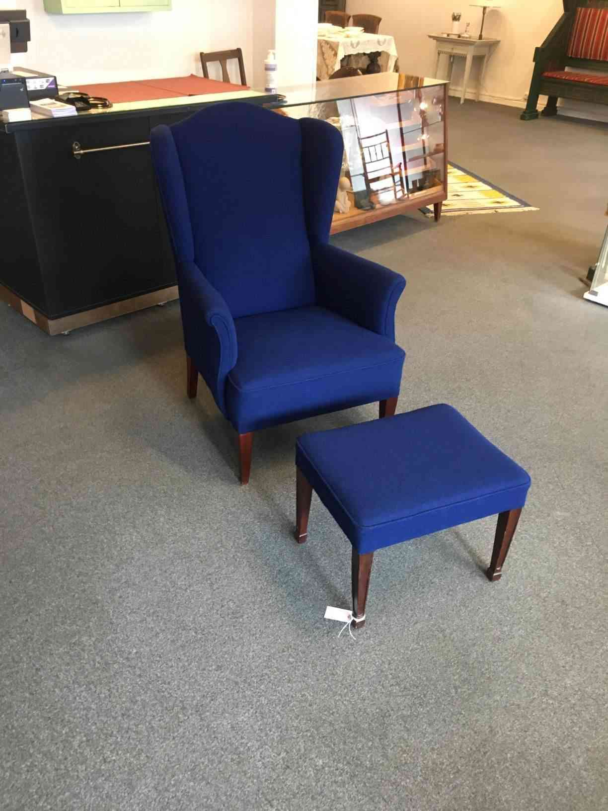 Koboltblå øreklapstol med skammel ompolstret med uld, virkelig god kvalitet og sidekomfort, meget flot stand. Godt håndværk og funtionelt dansk design. Pris: 1.500,- Kr.