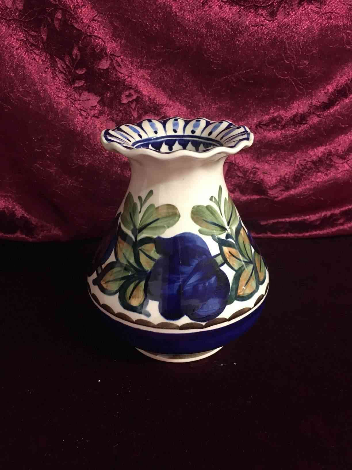 Aluminia - Vase 223/311, formgivet af Harald Slott-Møller i 1904, dekoration ” Blå tulipan”, 14,5 cm høj, i perfekt stand. Pris: 500,- Kr.