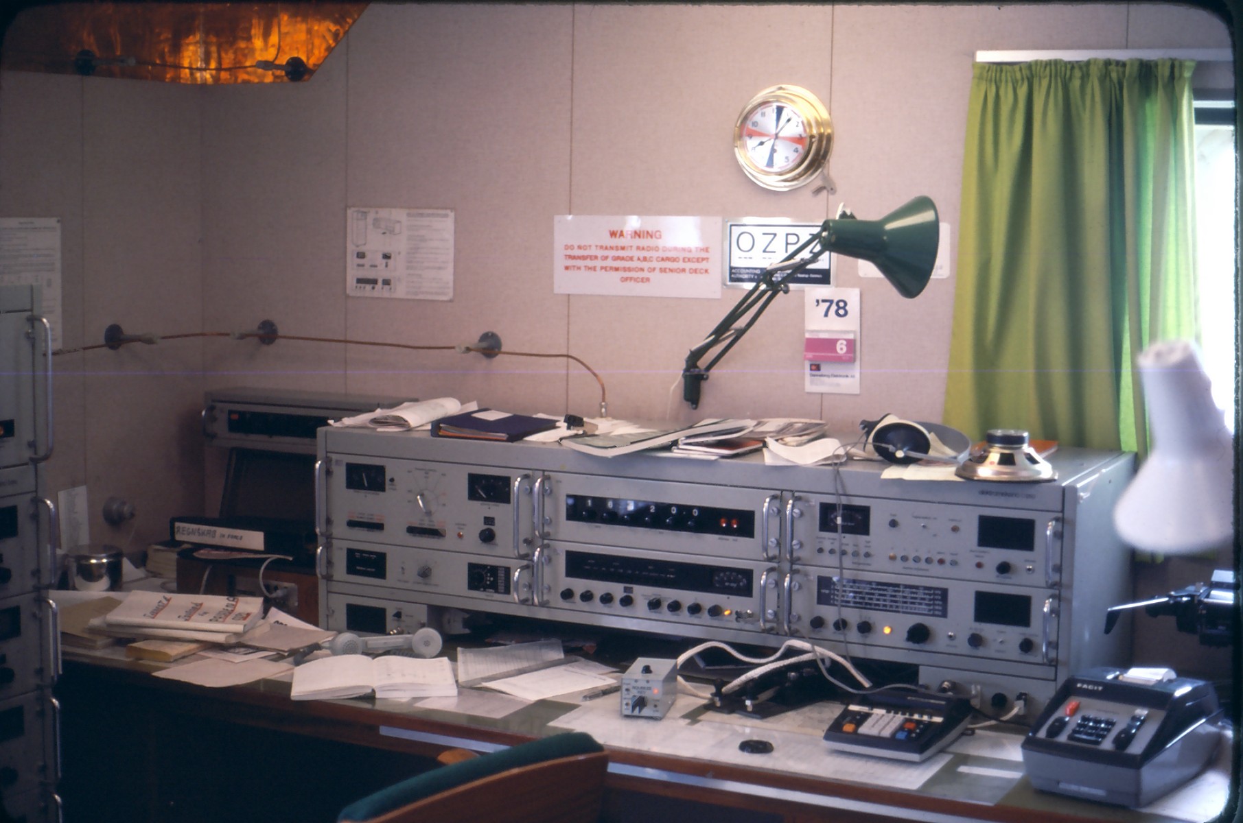 Radiostationen, elektromekano 1250 -modtagerog betjeningspanel