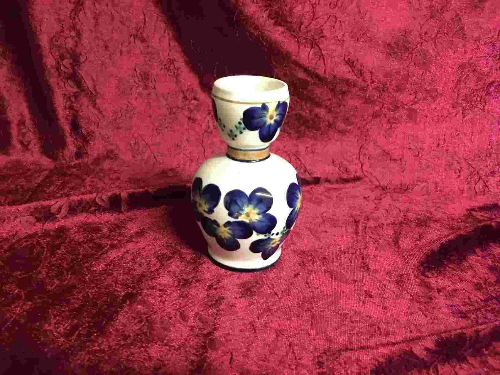 Aluminia - Miniature vase 378/282, formgivet af Harald Slott-Møller i 1903, dekoration ”Kobberkant med violer med gult”, 12 cm høj, i perfekt stand. Solgt