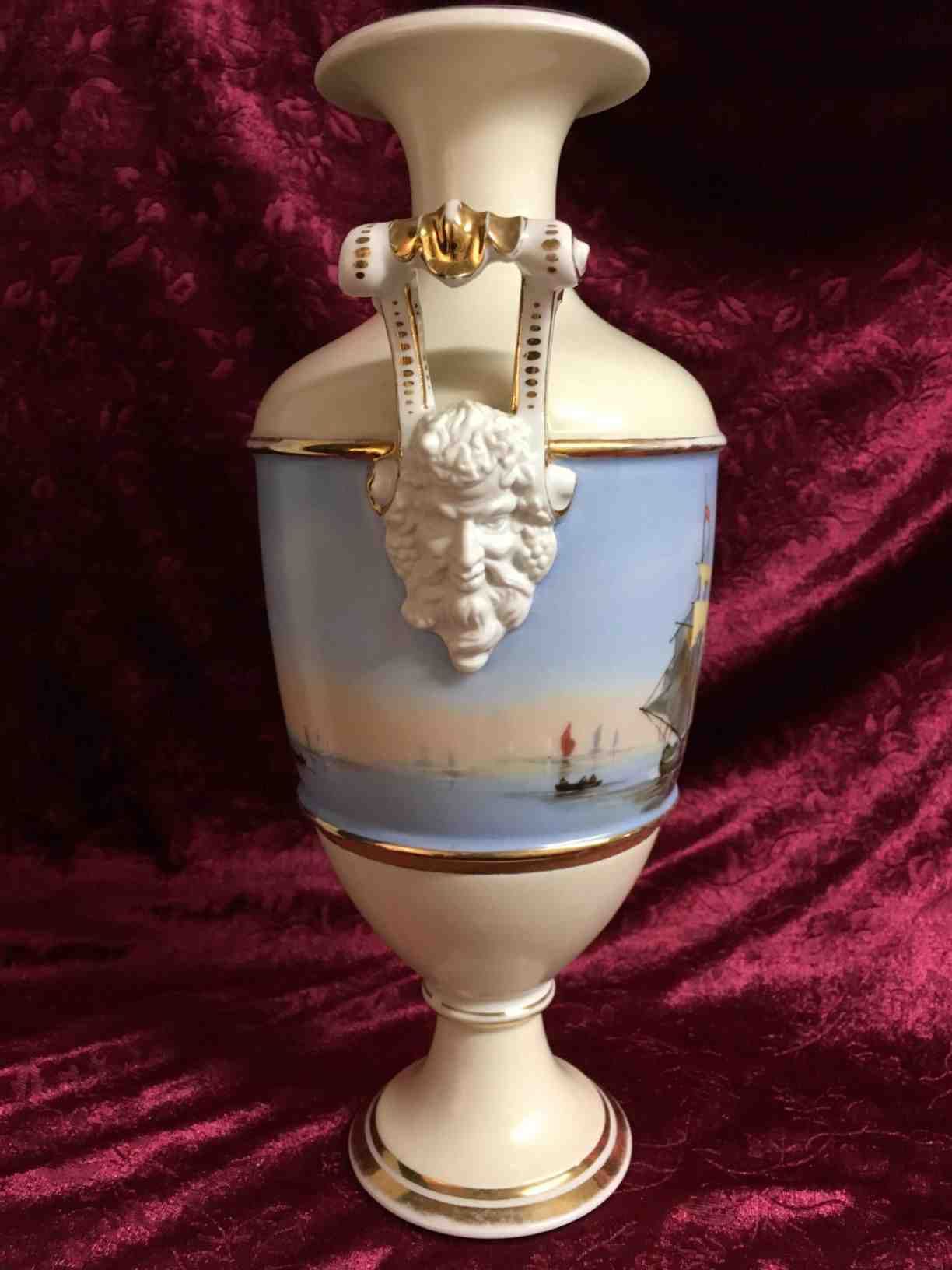 B&G - Empire pragtvase fra 1800 tallet fremstillet i porcelæn og dekoreret med skibe ud for Kronborg og hanke med ansigtsform. Perfekt stand, et virkeligt pragtstykke. 33 cm høj. Pris: 1.800, - kr.