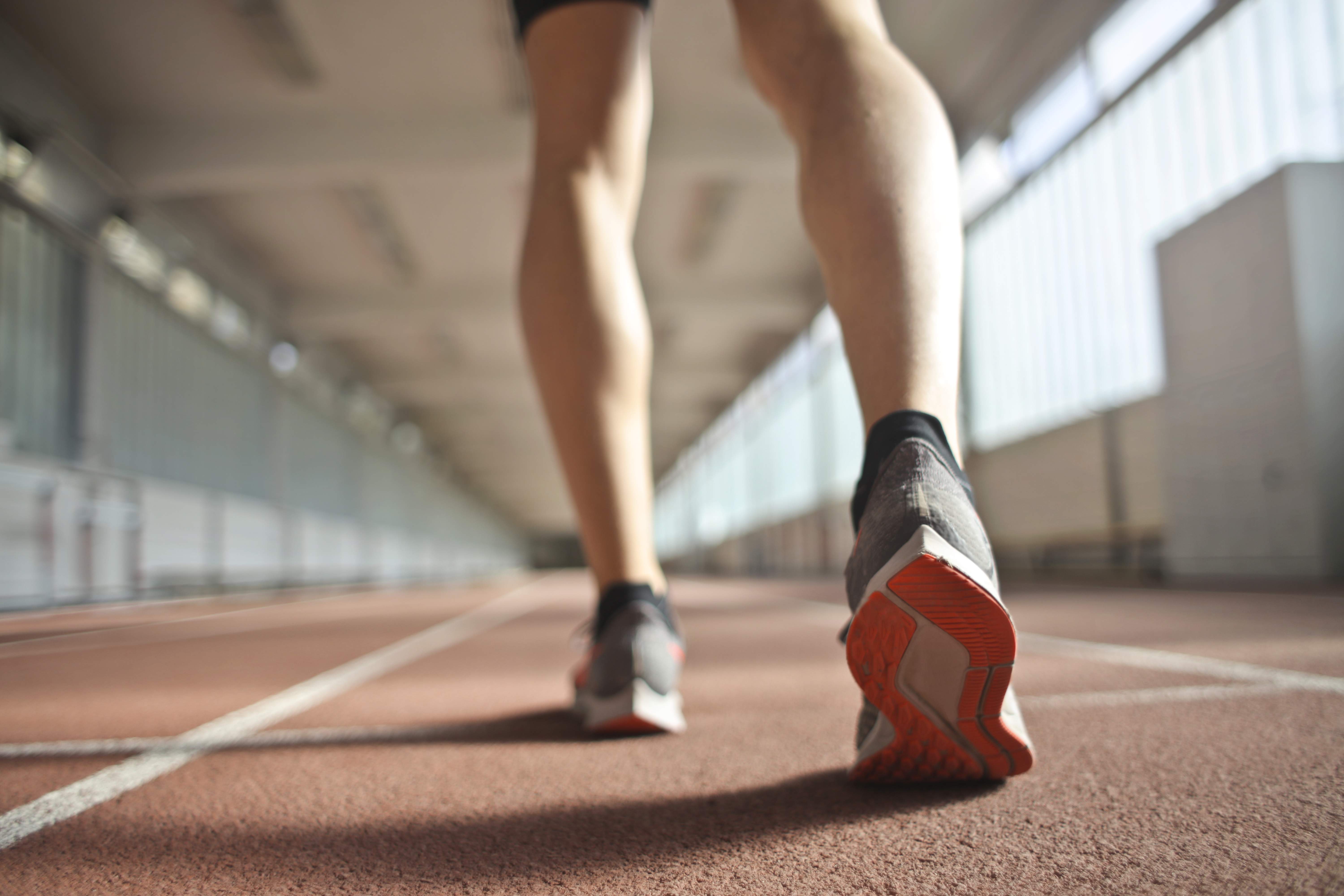 Længere gåture kan provokere smerterne fra slidgigt i knæet