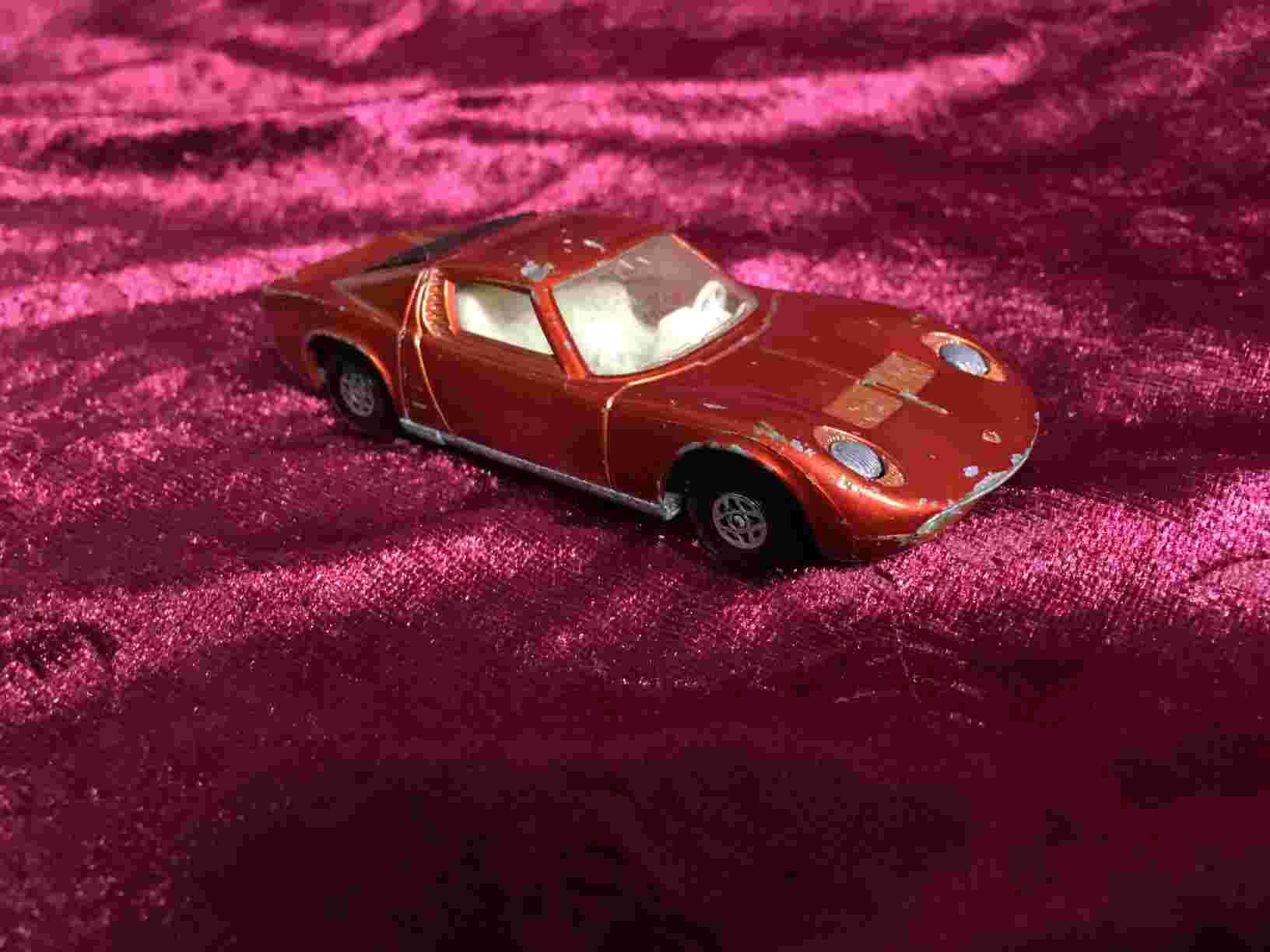 Legetøjsbil - Lamborghini Miura 1972 i flot rød farve. Bilen har været brugt og bærer præg af sjov leg. Pris: 75,- Kr.