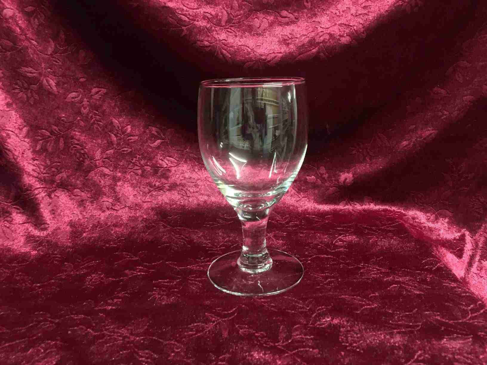 Hogla, som Jacob E. Bang kaldte glasset, er en sammentrækning af ”HOlmegaard GLAs”. Glasset blev designet i 1928 og udgik af produktion i 1940. Dette med glat kumme i perfekt stand. Pris: 225,- Kr. pr. stk