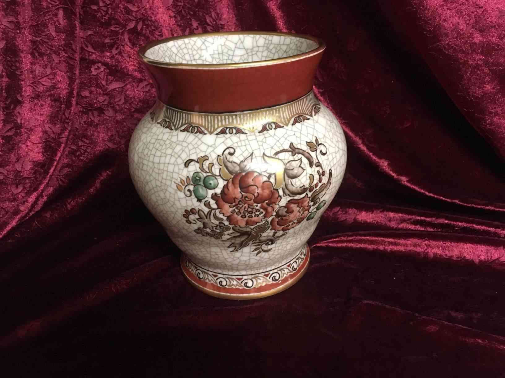 SOLGT - Krakelé vase i rødbrun dekoration Bemalet med blomster samt mønsterbort i guld. Perfekt stand.
