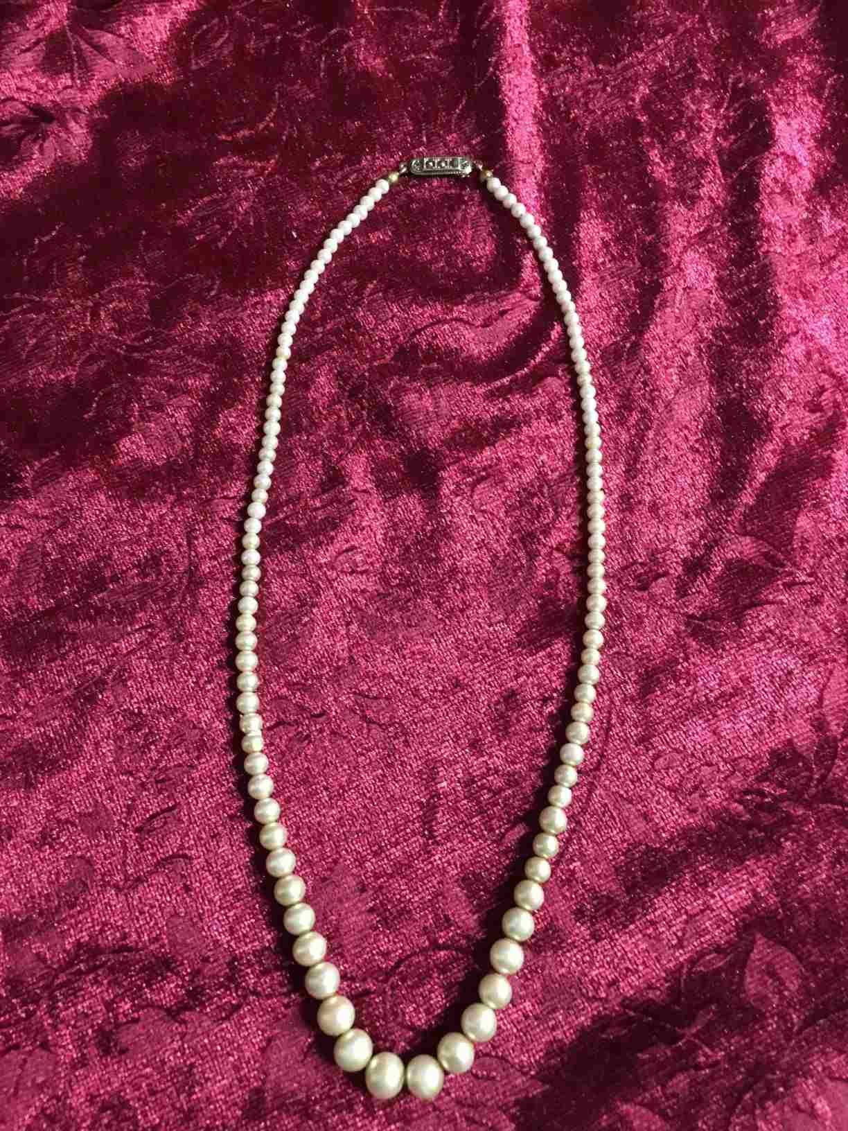 Perler monteret med sølvlås med små sten, Skønvirke/Art Deco/Jugend/Arts and Craft stil virkelig smukt afstemt, 43 cm lang med sikkerhedslås. Perfekt stand. Pris: 525, - Kr.