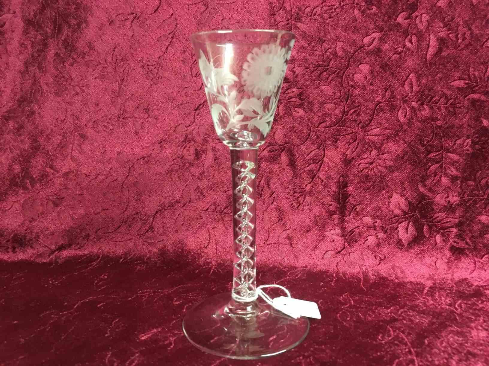 Kopi af dram glas fra 1700 tallet, høj stilk med indvendig snoning glat kumme med ætsninger. Perfekt stand. Pris: 350,- Kr.