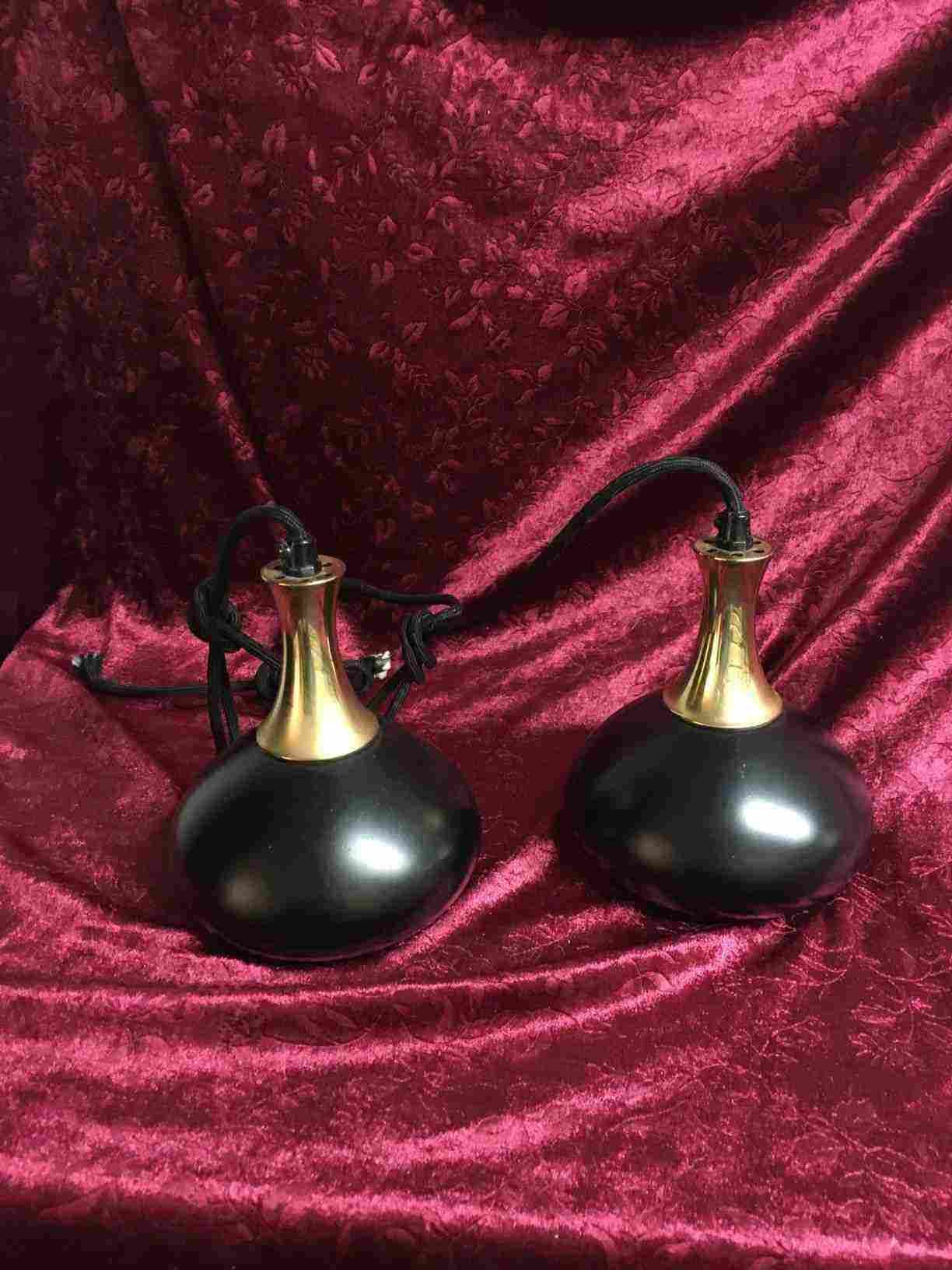 Scandi Lamp har produceret disse smukke pendler i messing og sort lakeret metal. De giver et blødt behageligt lys, som giver en hyggelig let romantisk atmosfære. Lette brugsspor. Solgt