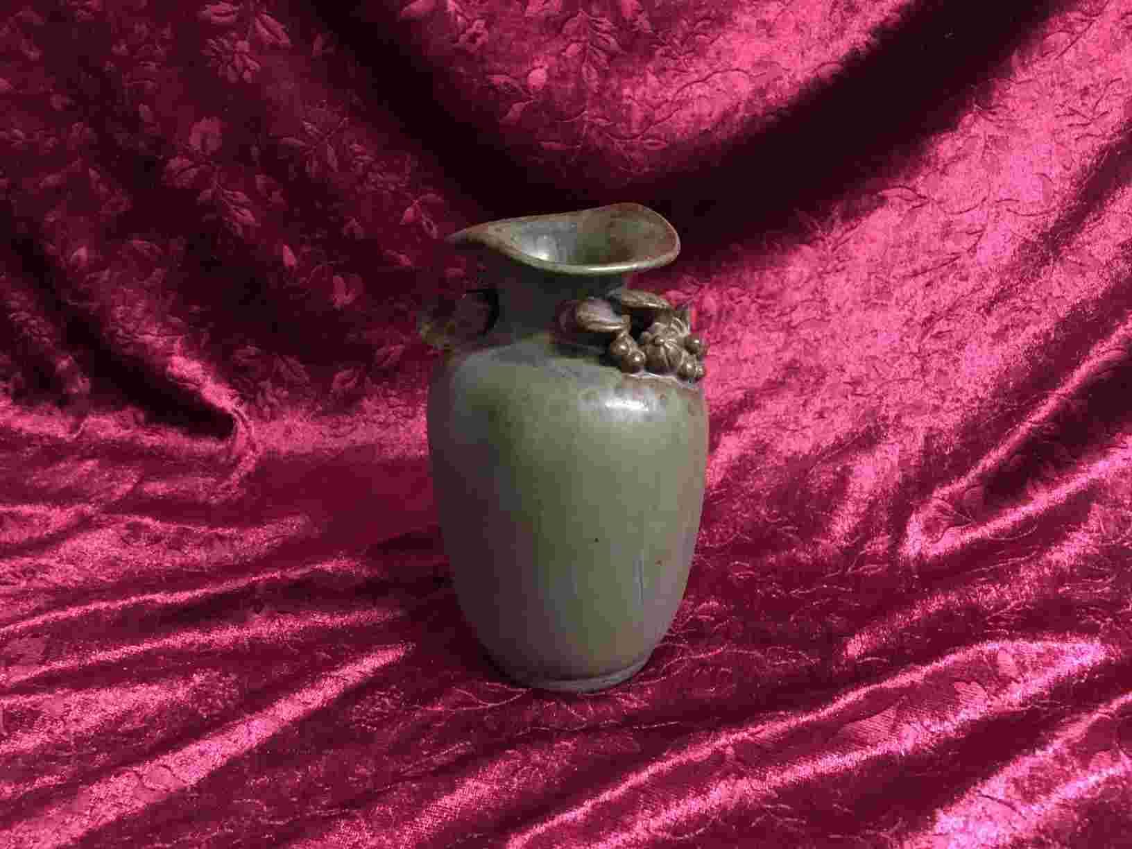 Arne Bang - Vase med modellerede blomster, og udsvejfet krave, grønglaseret med mørke elementer, signeret AB samt nr. 16, fremstår i perfekt stand, 15 cm høj. Pris: 7.000, - Kr.