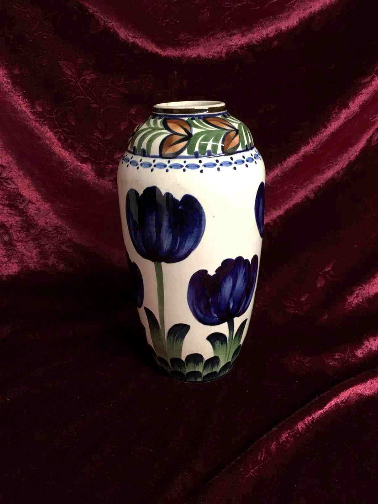 Aluminia - Vase 223/480 Formgivet af Frederik Dalgas, dekoration ”Blå tulipan”, 22 cm høj, med mindre fejl. SOLGT
