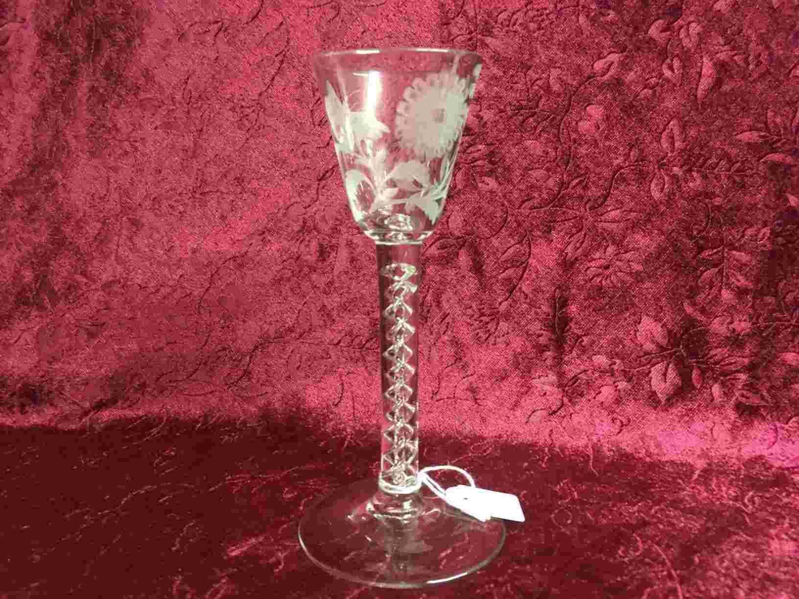 Kopi af dram glas fra 1700-tallet, høj stilk med indvendig snoning, luftspiraler, glat kumme med ætsninger. Et smukt glas, der har taget tid og kundskaber at producere. Perfekt stand. Pris: 350,- Kr.
