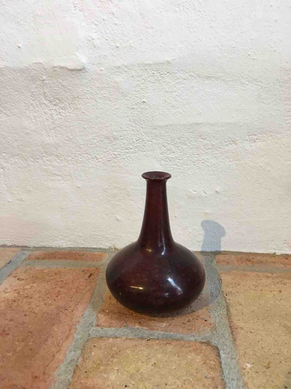 Herman A. Kähler Vase af rød lustreglaseret keramik fra slut 1800 tallet eller tidligt 1900 tallet, 13 cm høj, i perfekt stand. Pris: 2.500,- Kr.