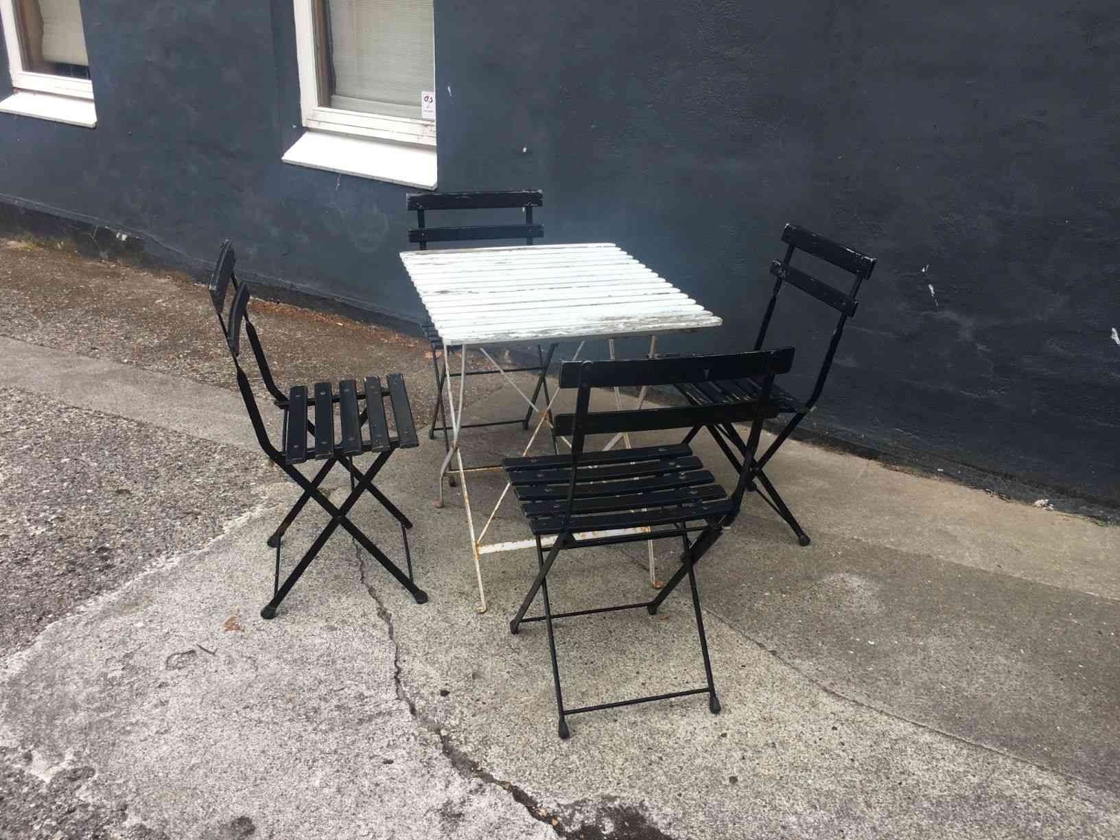 Vintage cafébord med 4 stole i flot rustik og patineret stand. Alt kan klappes sammen for at stille væk om efteråret. Stel af bemalet metal påsat bemalet træ. Pris: 1.000,- Kr.