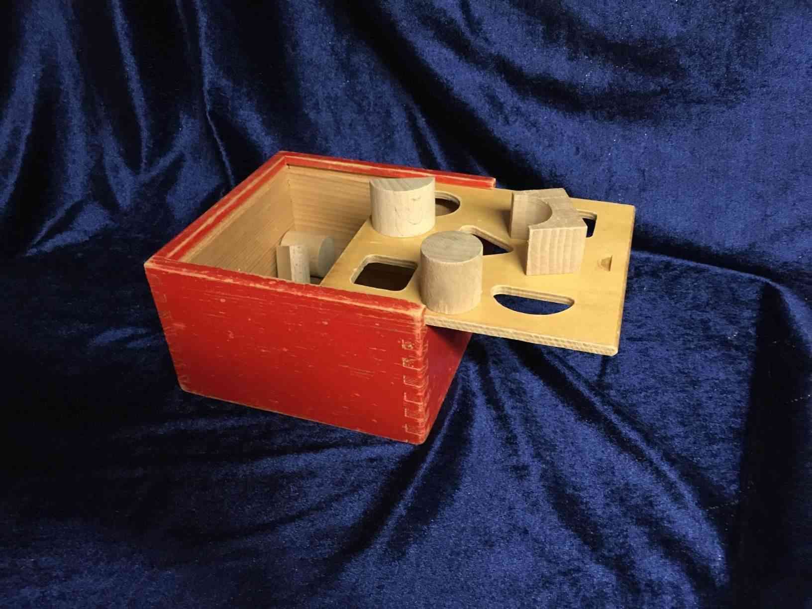 Leg - Put i boks fra 1960'erne, der mangler 2 klodser. Dette legetøj siges at stimulere koordineringsevnen og er egnet til børn på ca. 2 år. Pris: 150,- Kr.