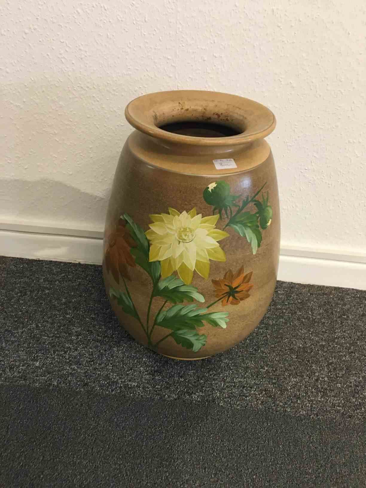 Knabstrup - Stor flot gulvvase med blomster på brunlig bund. I meget flot stand. Antageligt fra 1930'erne, så smuk at man ikke behøver blomster i den. Pris: 800,- Kr.