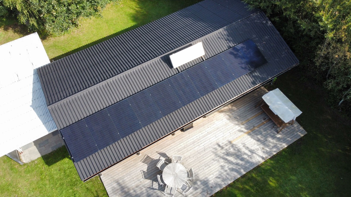 Få et solcelleanlæg specifikt designet til sommerhus. Kun DKK 55.000 inkl. montage, tilslutning og tilmelding