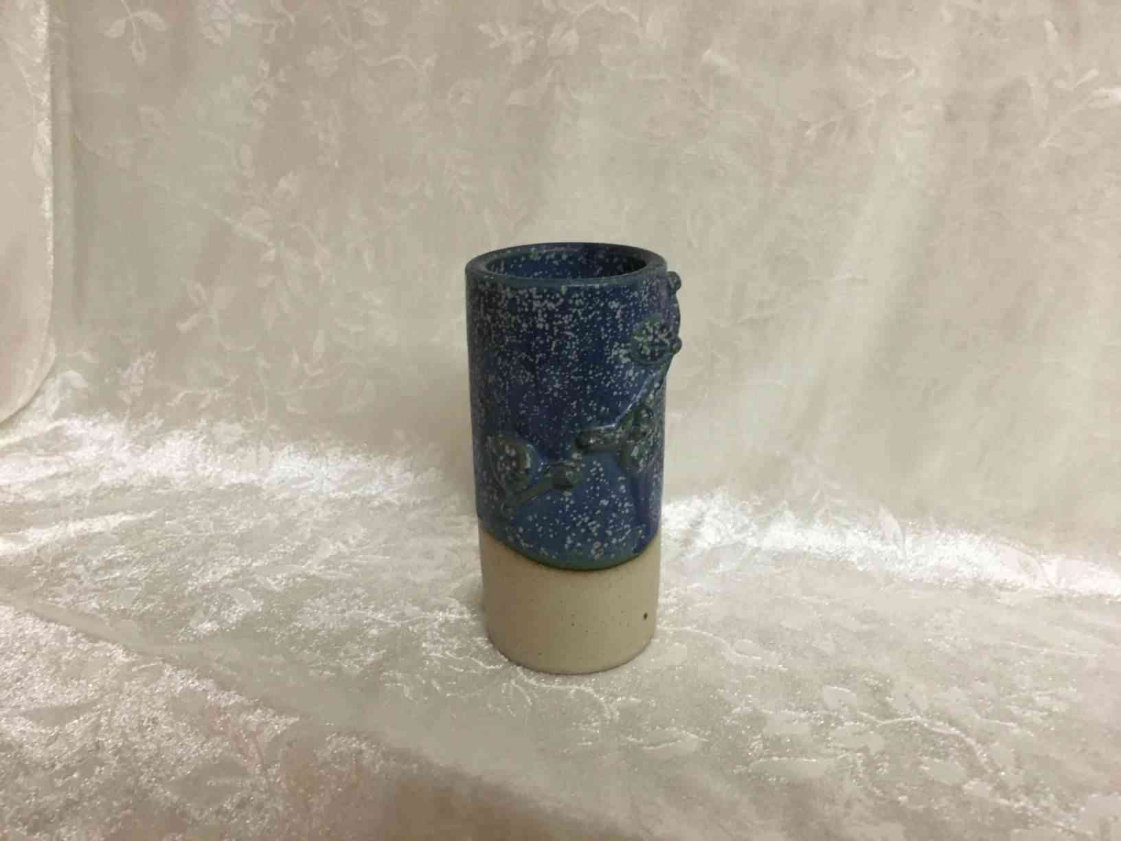 Arne Bang vase 11 cm høj blå glasur på øverste 3/4. Perfekt stand. Pris: 4.500,- Kr.